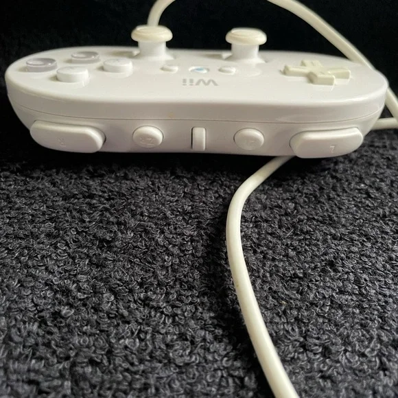 Nintendo White Wii Controller Set with MotionPlus used - Picture 8 of 9